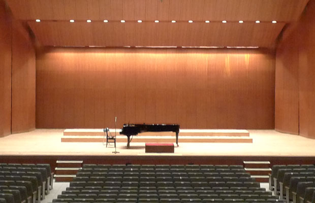 上野学園ホールコンサートホールステージ写真